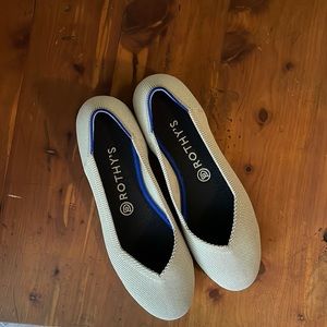 Beige/gray Rothy’s- Like New